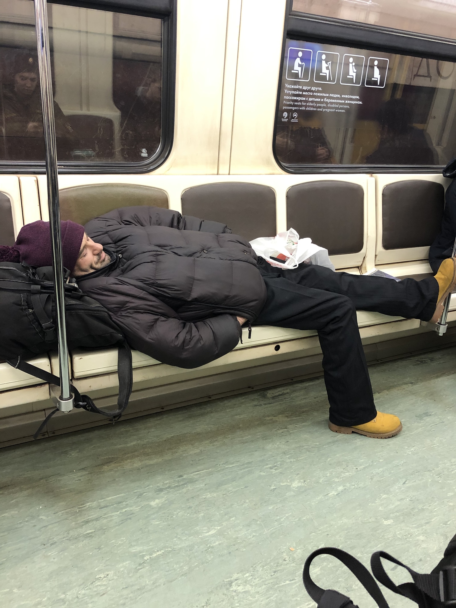 Приснилось метро. Устройство для сна в метро. Комфорт в метро.