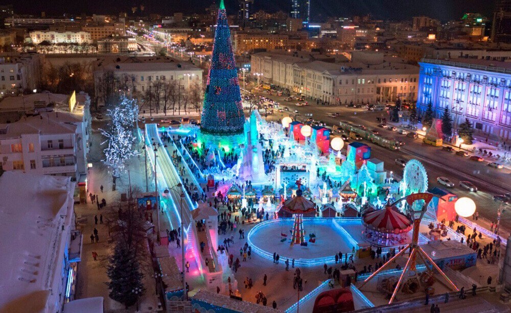 Yekaterinburg. Slides on the main city Christmas tree will be paid. - Yekaterinburg, Saddles, Christmas tree, Ice Town