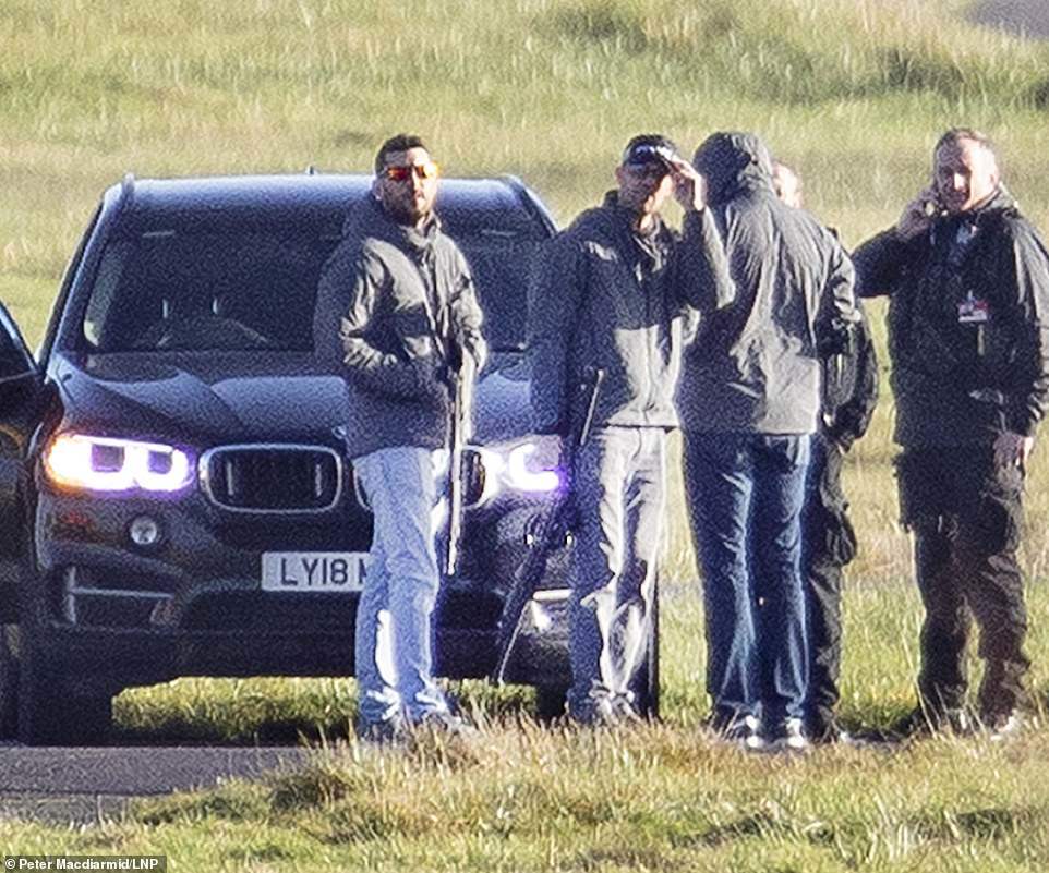 Firefighters are looking, police are looking, photographers are looking. - Great Britain, , The airport, Drone, Attackers, Blocking, Snipers, Video, Longpost