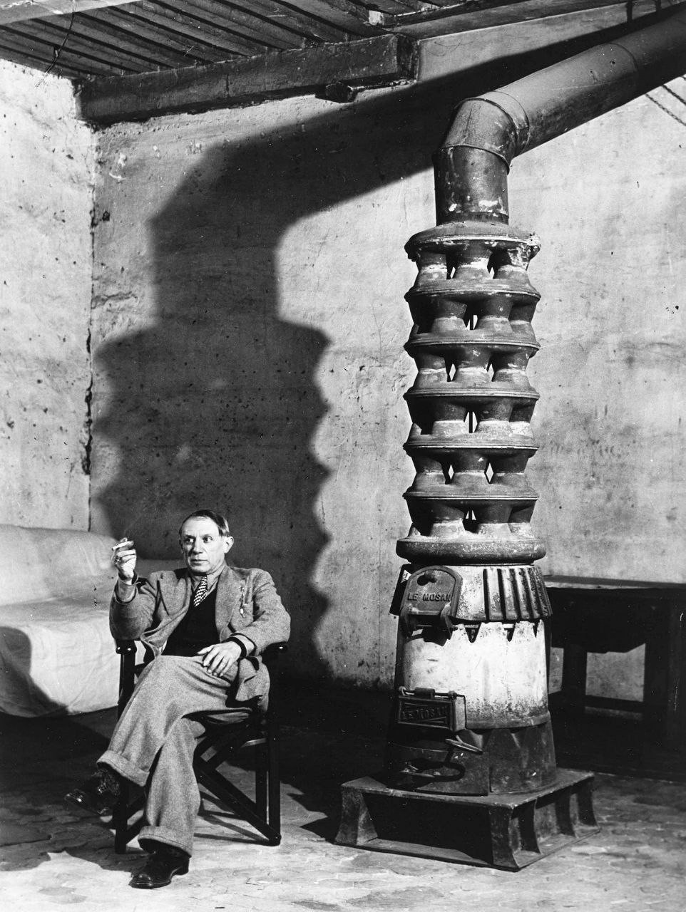 Picasso at the stove in his studio on rue Grands Augustins, Paris, 1939. - The photo, Picasso, Paris, 1939