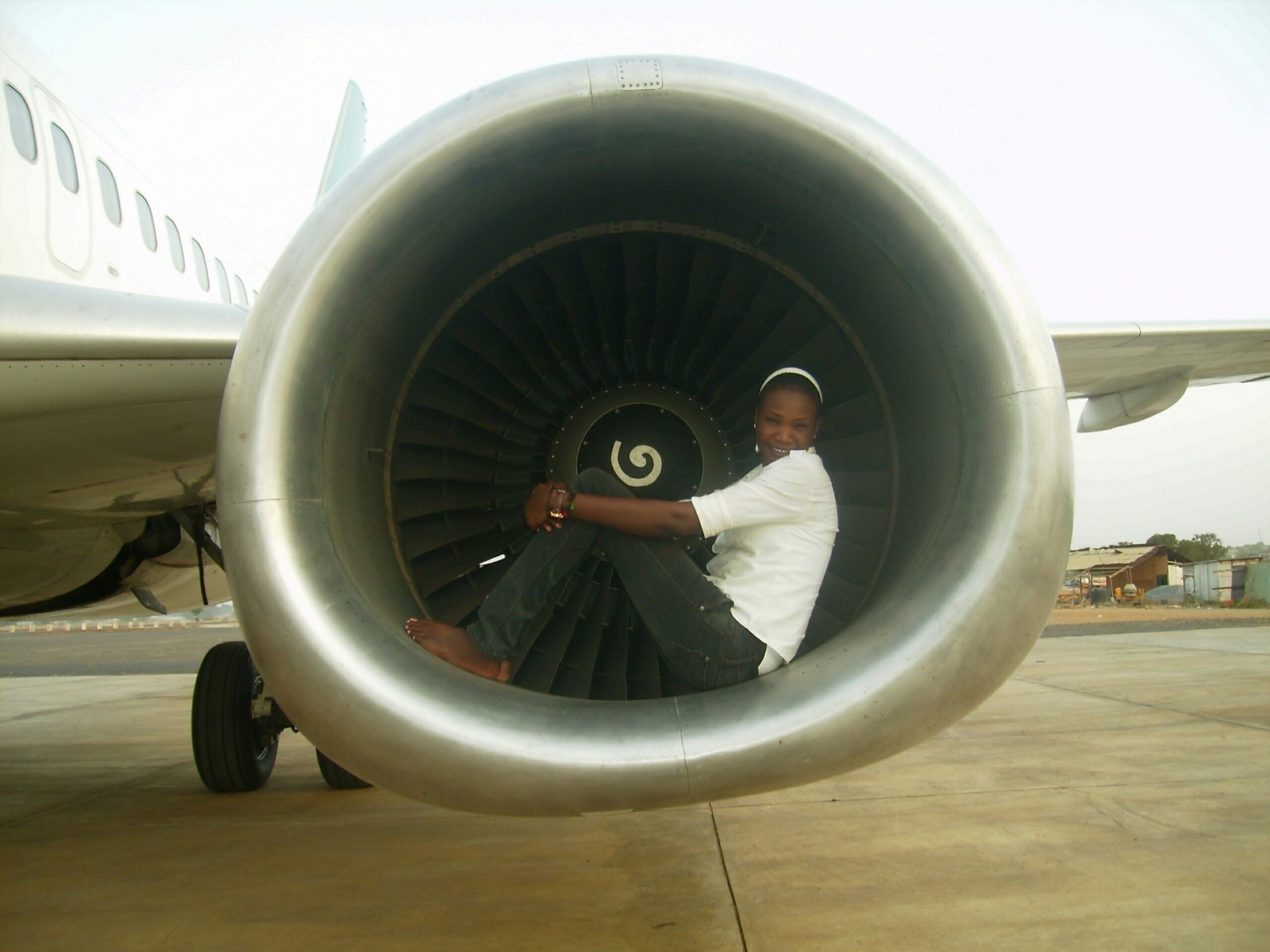 Girls and engine. - My, Aviation, Africa, Engine, Boeing-737, Longpost, Boeing 737