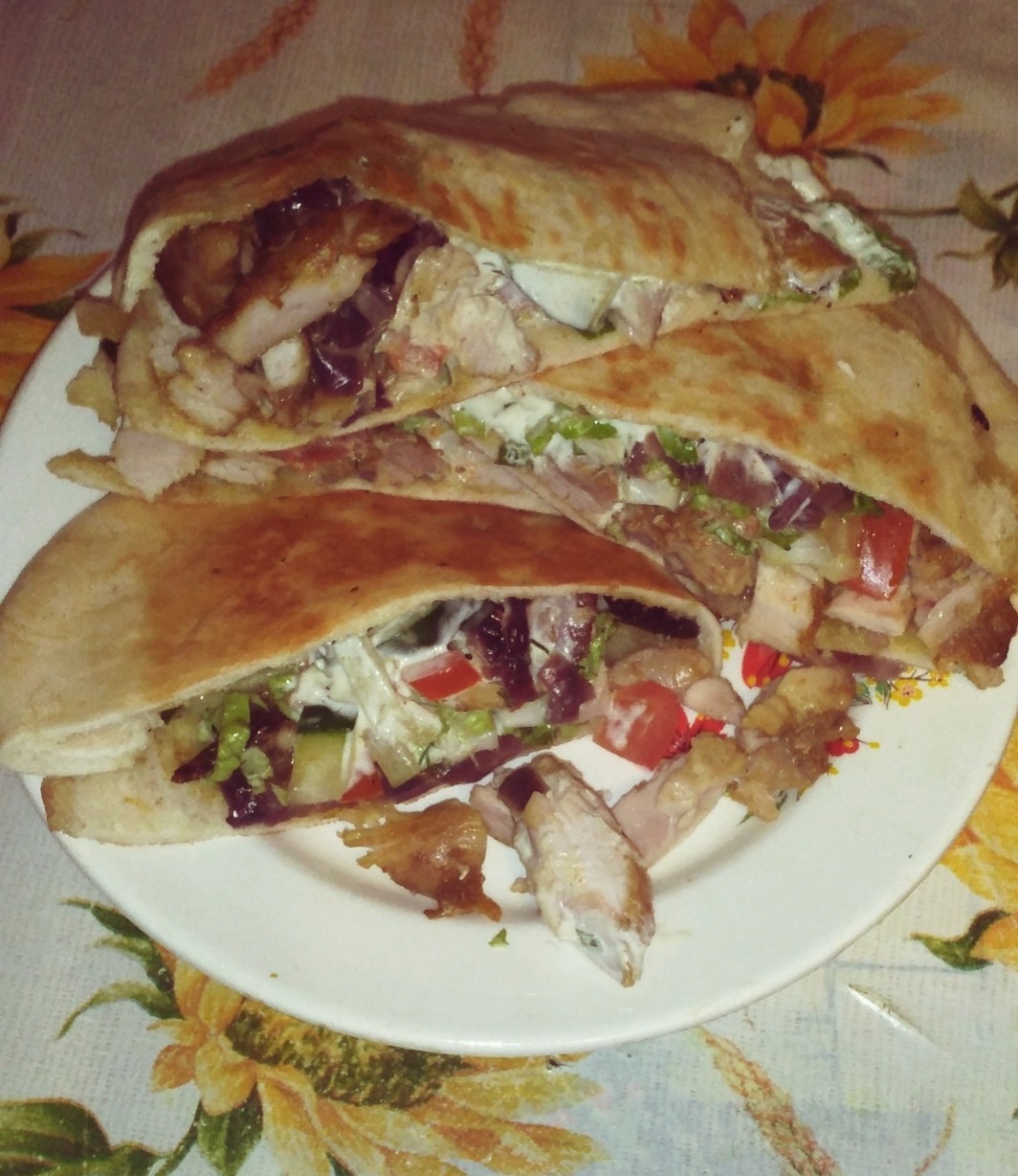 ShawarmaIn pita - Shawarma, Pita