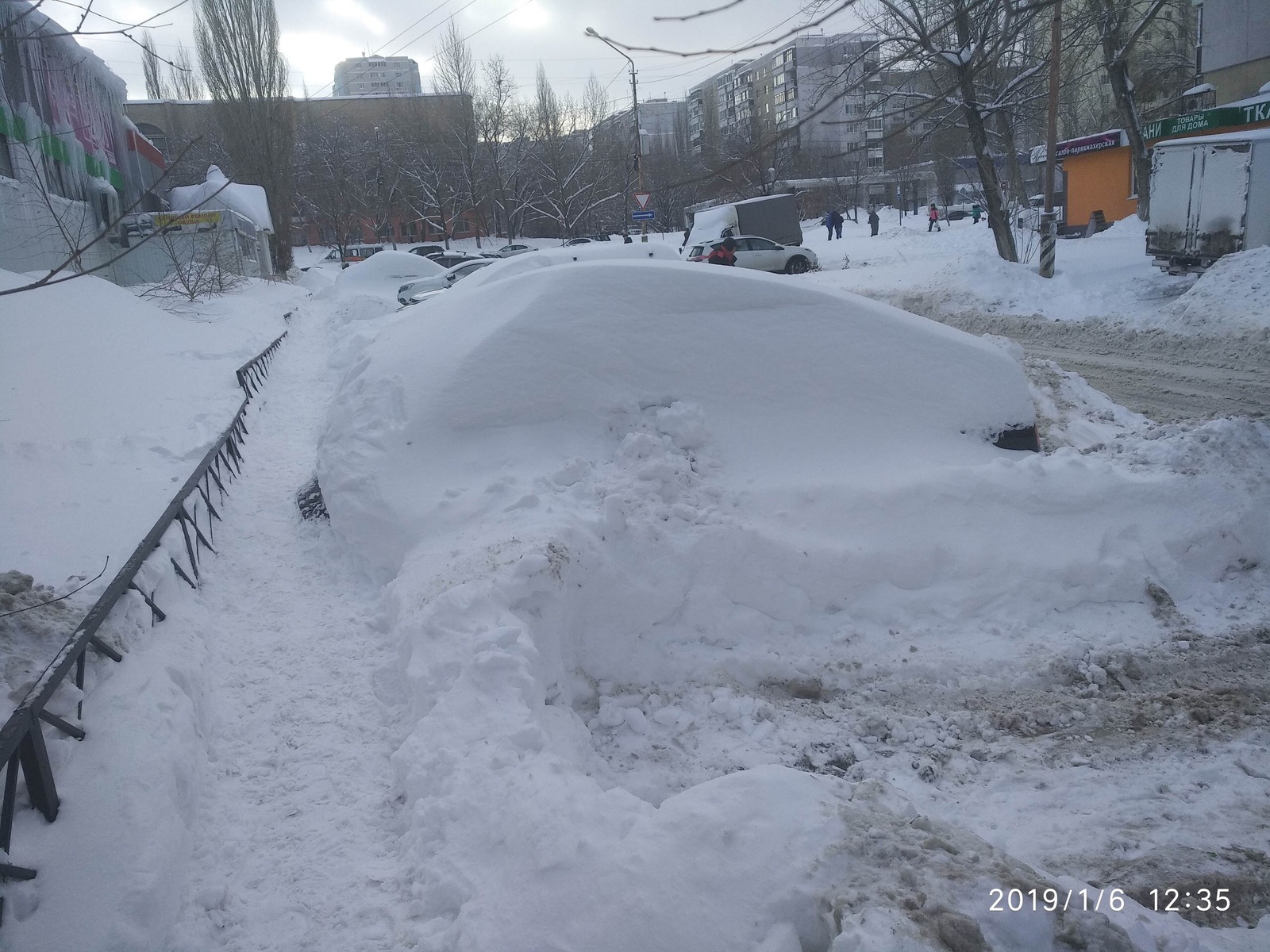 Засыпанный снегом автомобиль в Саратове стал частью тротуара | Пикабу