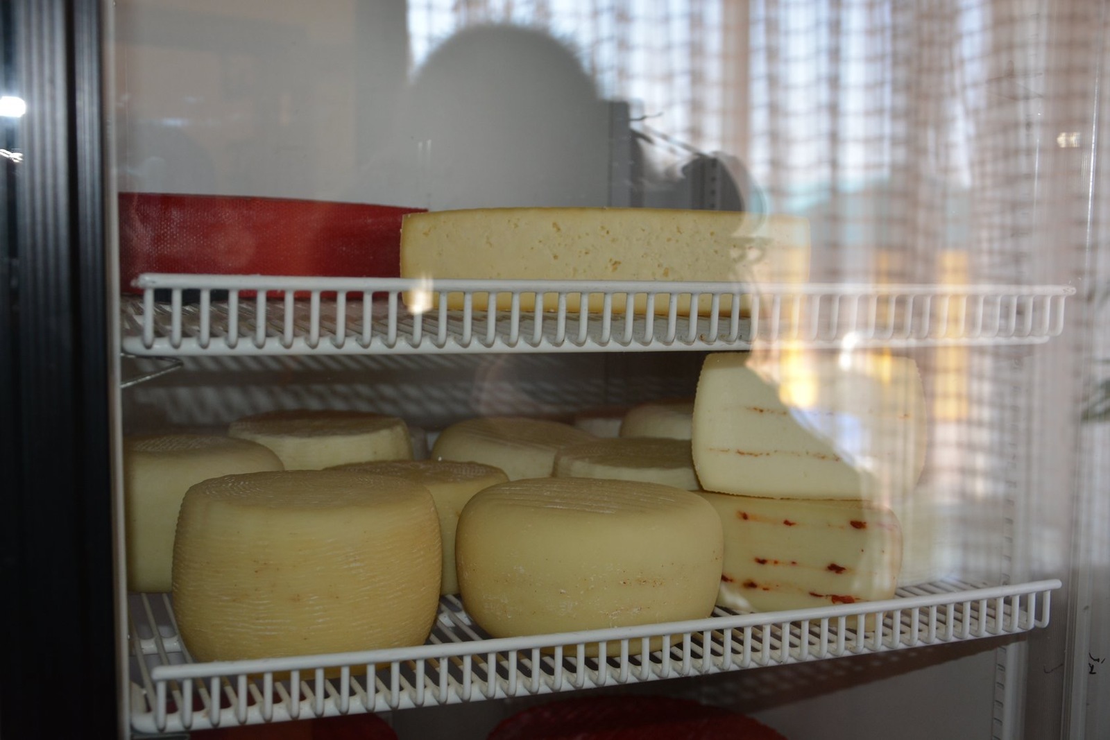 Почему сыр в холодильнике. Холодильник для сыра. Холодильник для вызревания сыра. Холодильная камера для сыра. Хранение сыра в холодильнике.