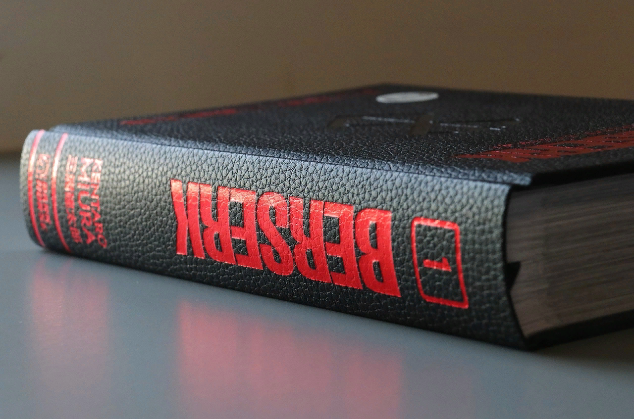 Коллекционное издание манги «Berserk Deluxe Edition Vol. 1» - Берсерк, Манга, Кэнтаро Миура, Dark Horse Comics, Длиннопост