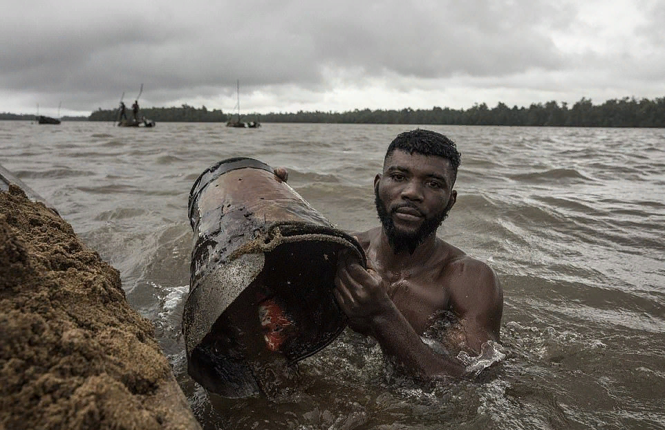 Muscular Cameroonians risk their lives every day to get sand from the bottom of the river - Work, Fitness, The photo, Longpost, Work