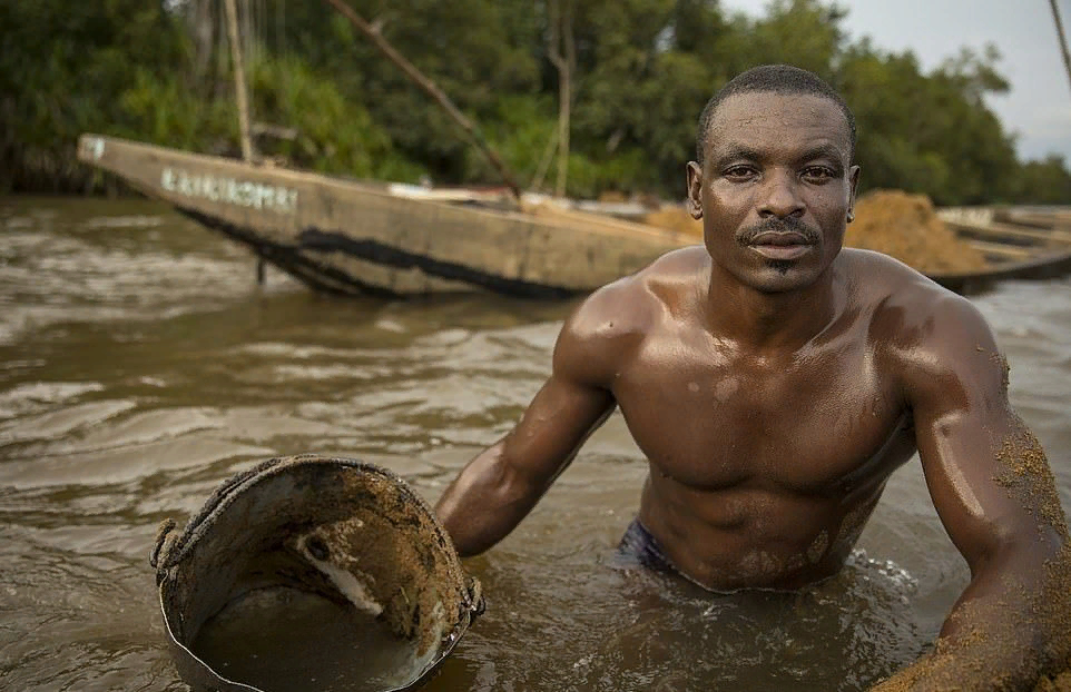 Muscular Cameroonians risk their lives every day to get sand from the bottom of the river - Work, Fitness, The photo, Longpost, Work