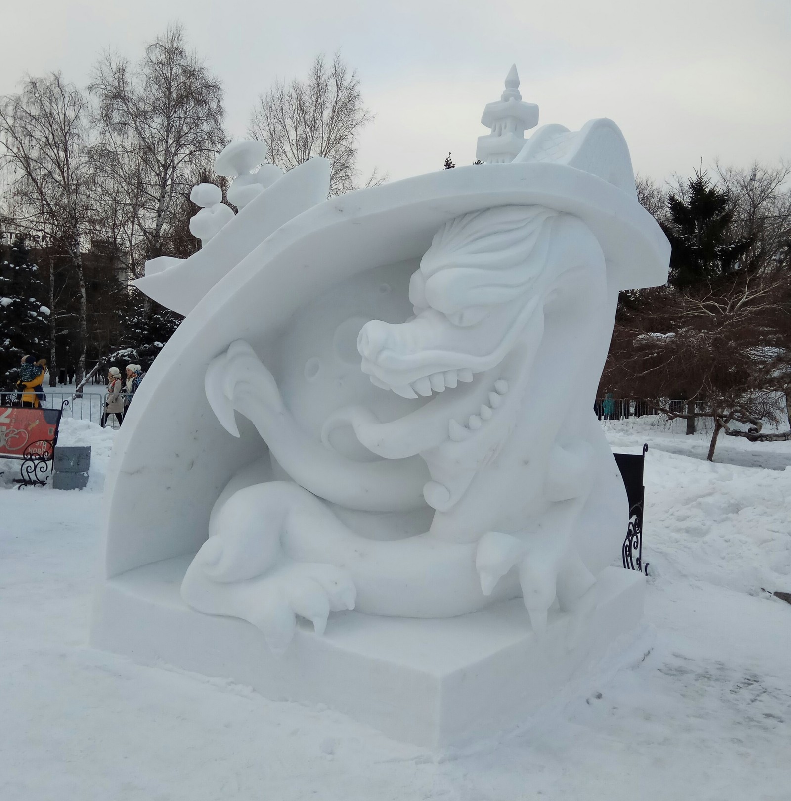 В Екатеринбурге устроили флешмоб по лепке снежных фаллосов