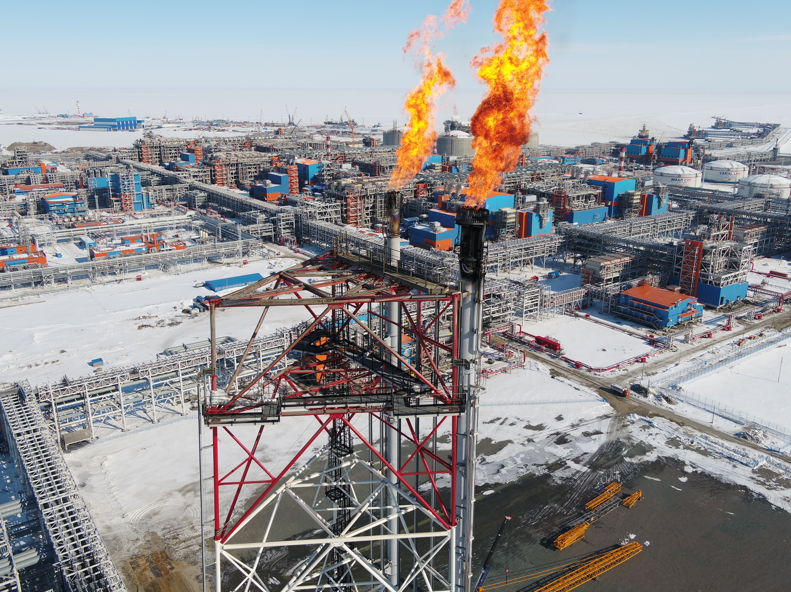 Газ в каком городе производят. Ямал СПГ факел. Сабетта факел. Завод Ямал СПГ. Сабетта факел завод.