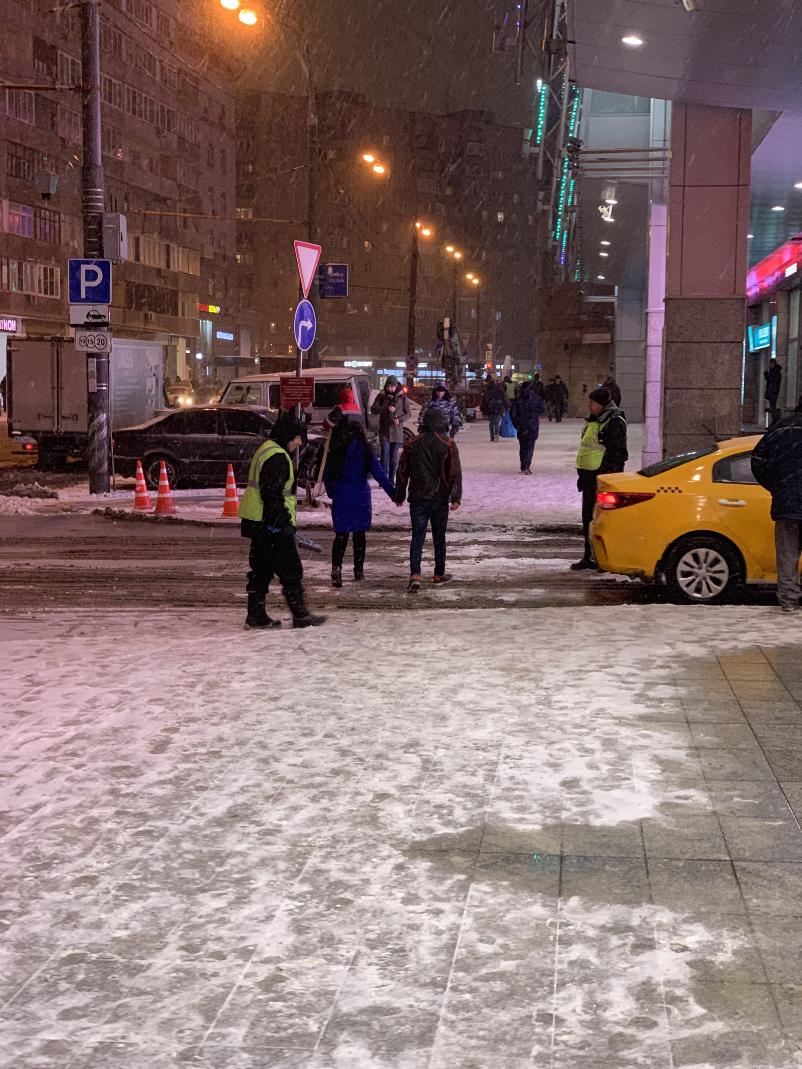 Vandals European shopping center employees - My, European, Parking, Shopping center, Snow