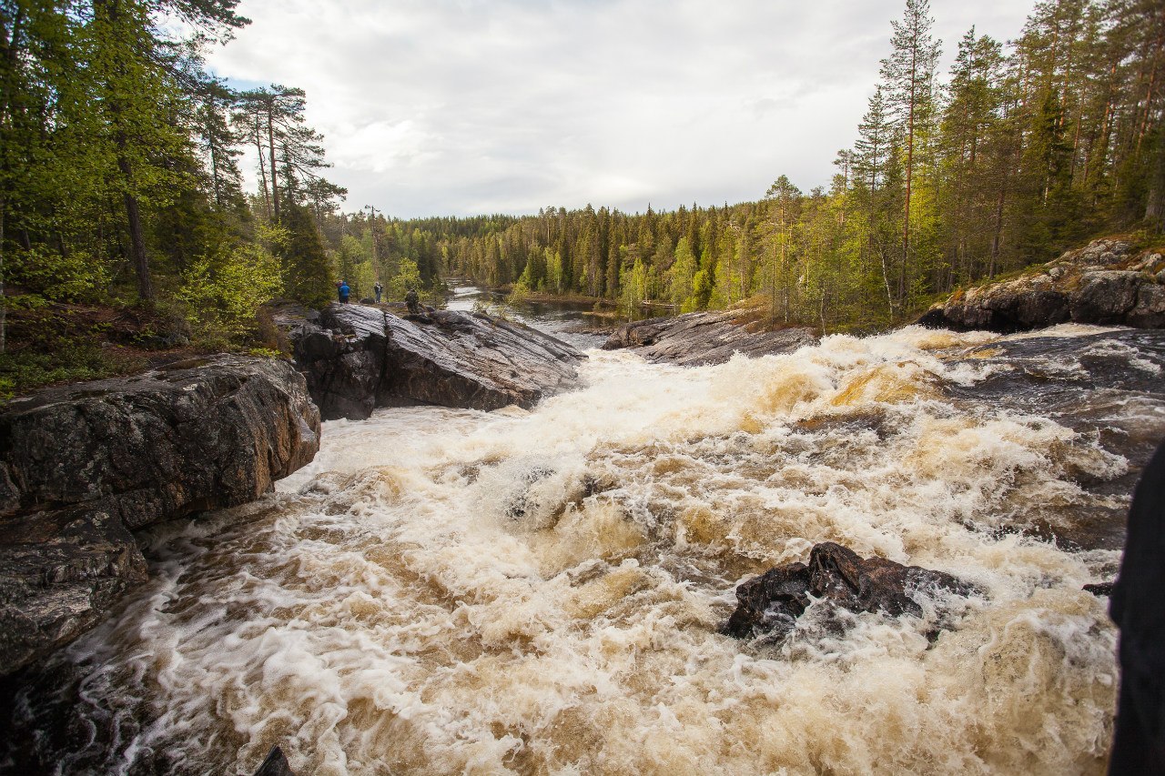 Карелия список. Водопад Мюллюкюля Карелия. Мянтюкоски водопад на карте Карелии. Почему водопады в Карелии коричневые.