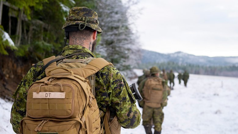 Soldiers of the 22nd Royal Regiment of Canada on the march. - Teachings, NATO, Finland, Canada