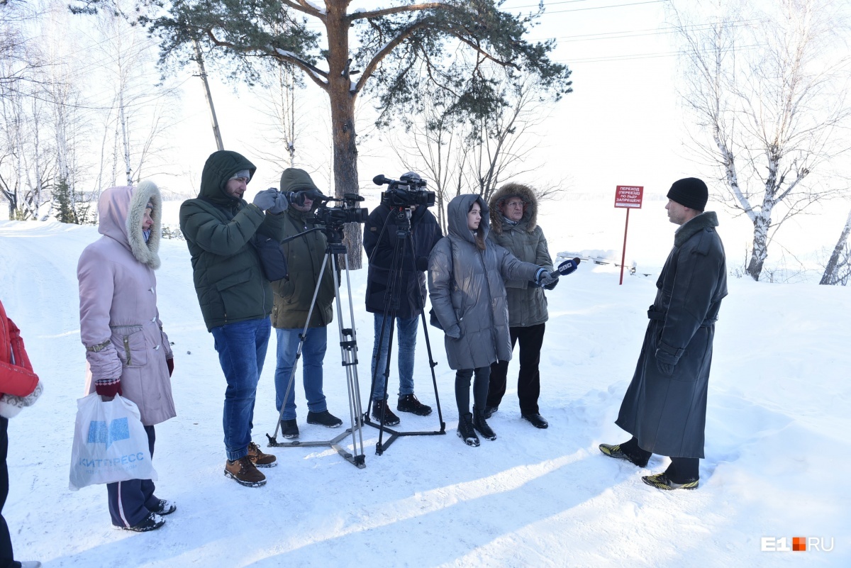 Lord of the Cold promised a fiery show on Shartash, but froze to the bone in a snowdrift in five minutes. The man was buried in the snow in his shorts. - Cold, Show, Video, Longpost