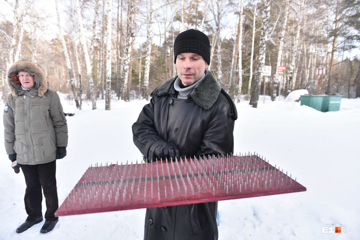 Lord of the Cold promised a fiery show on Shartash, but froze to the bone in a snowdrift in five minutes. The man was buried in the snow in his shorts. - Cold, Show, Video, Longpost