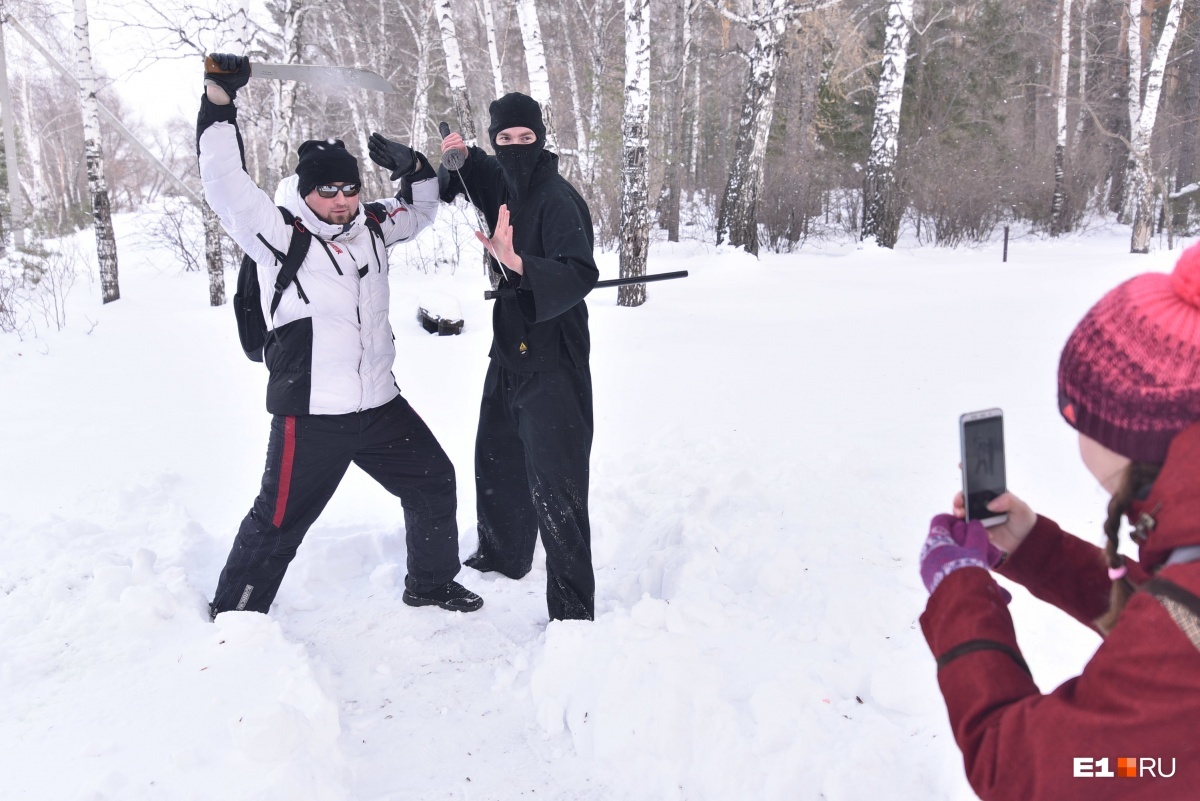 Lord of the Cold promised a fiery show on Shartash, but froze to the bone in a snowdrift in five minutes. The man was buried in the snow in his shorts. - Cold, Show, Video, Longpost