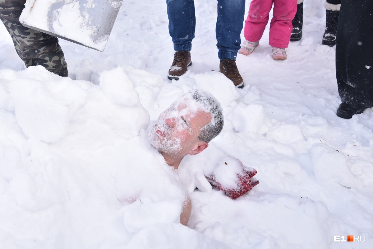 Lord of the Cold promised a fiery show on Shartash, but froze to the bone in a snowdrift in five minutes. The man was buried in the snow in his shorts. - Cold, Show, Video, Longpost