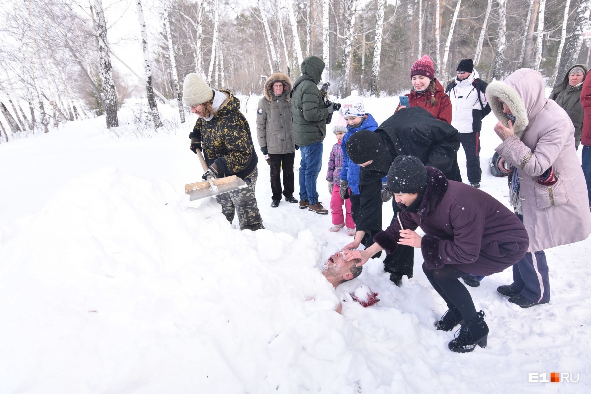 Lord of the Cold promised a fiery show on Shartash, but froze to the bone in a snowdrift in five minutes. The man was buried in the snow in his shorts. - Cold, Show, Video, Longpost