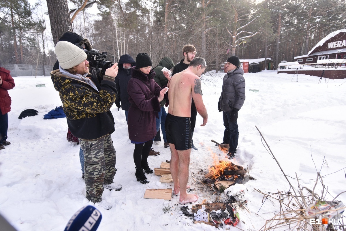 Lord of the Cold promised a fiery show on Shartash, but froze to the bone in a snowdrift in five minutes. The man was buried in the snow in his shorts. - Cold, Show, Video, Longpost