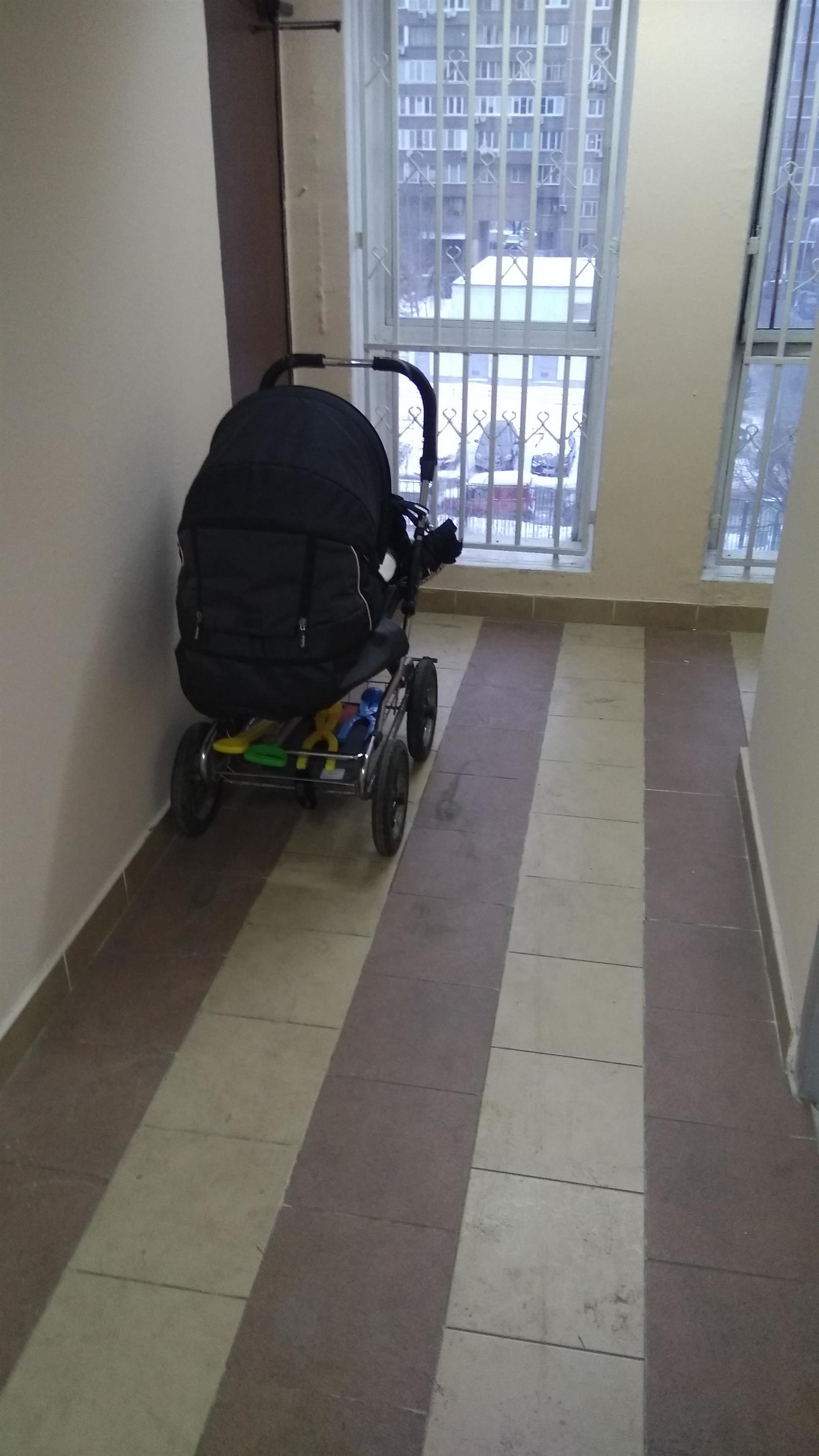 A stroller with a baby in the lobby of the floor, or what do parents think? - My, , Children, Leaving in danger, Longpost