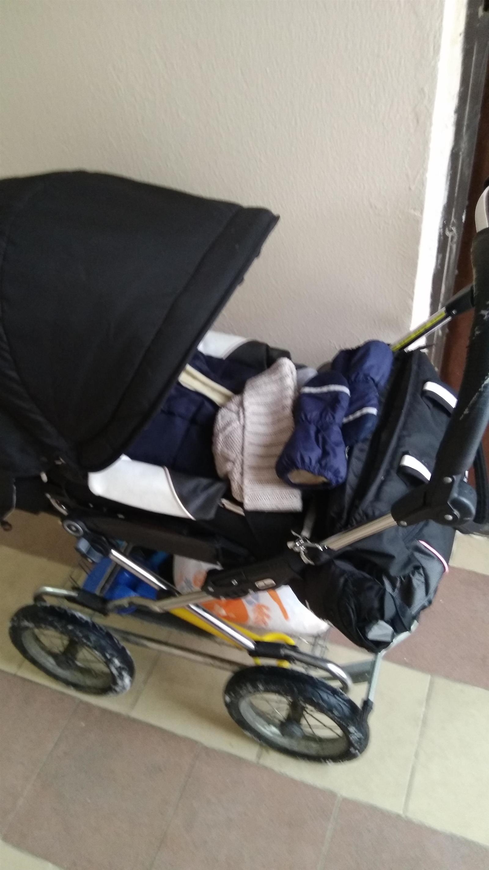 A stroller with a baby in the lobby of the floor, or what do parents think? - My, , Children, Leaving in danger, Longpost