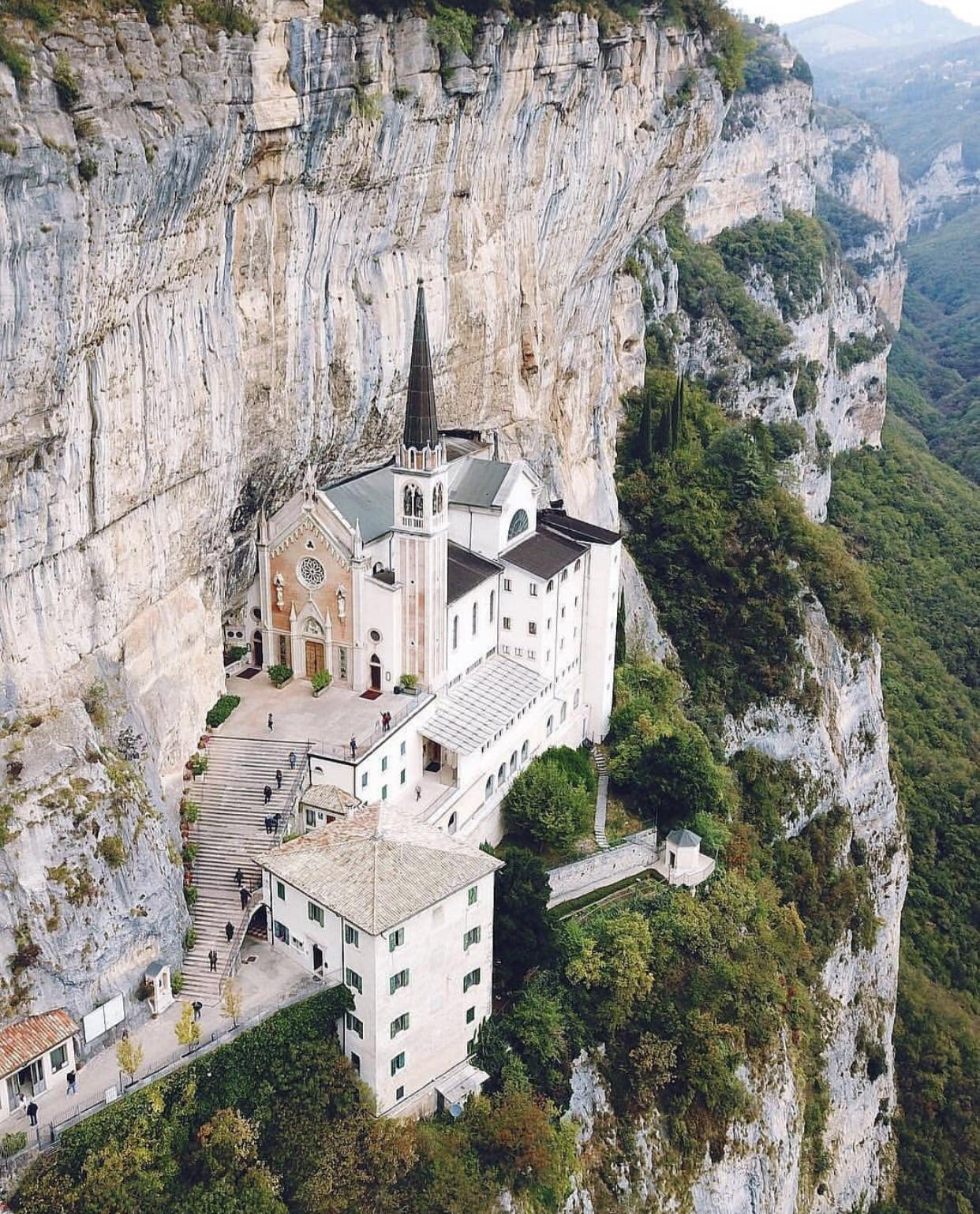 Святилище Богоматери Короны (Madonna della Corona), церковь в Италии |  Пикабу