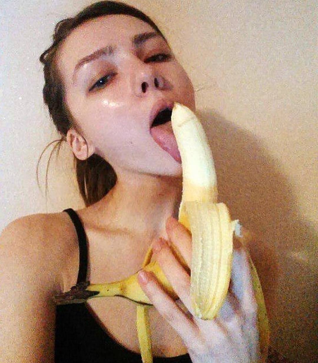 Селфи с бананом во рту
