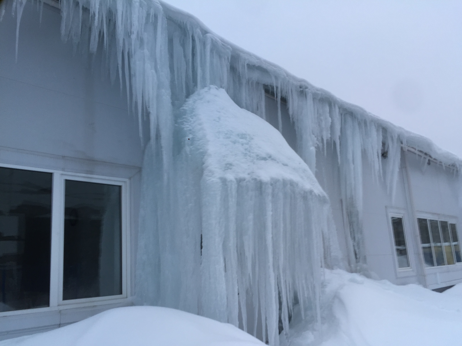 Thanks to the developer PSJ as for the quality roofing! - My, Building, Icicles, Roof