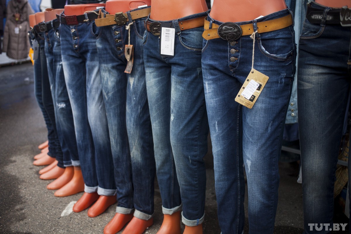Магазин женских джинсов в москве. Джинсы. Джинсы женские. Джинсы с рынка. Штаны джинсы.