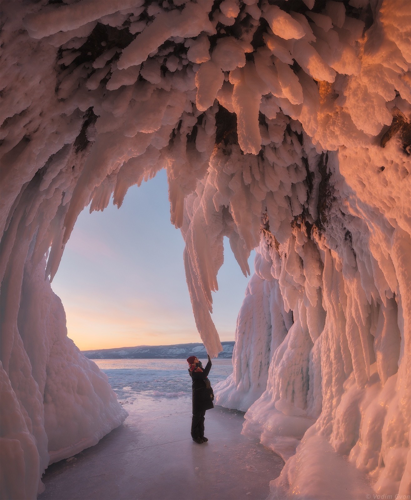 Где побывать зимой. Байкал пещеры Ольхона. Ледяная пещера Ольхон Байкал. Ледяные гроты Ольхон. Ледяные гроты Байкала.