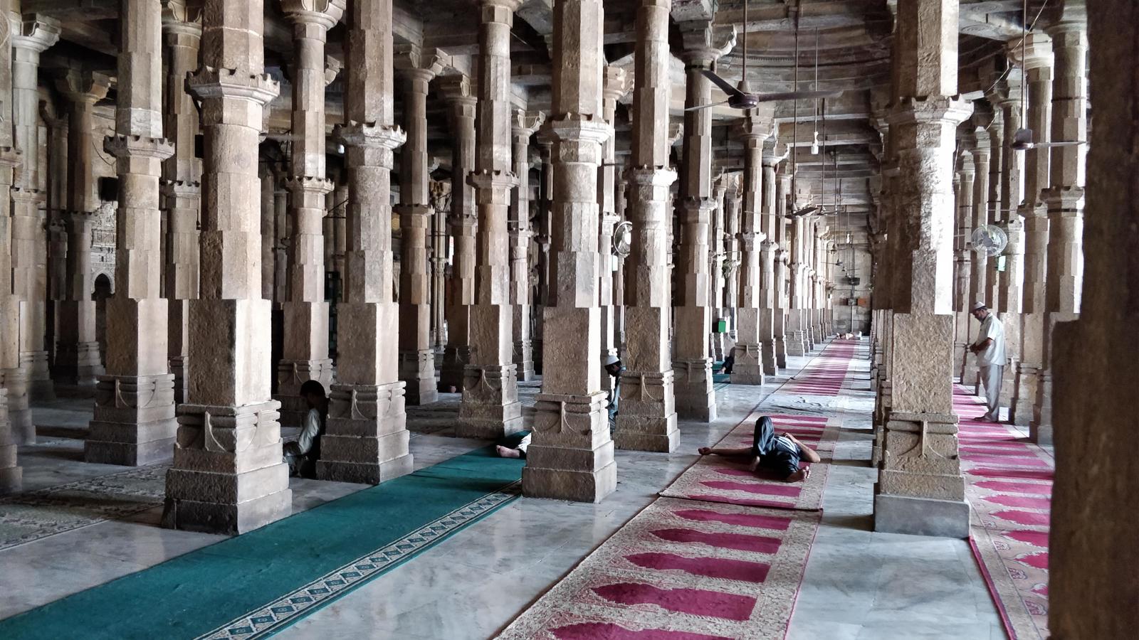 The mosque in Ahmedabad looks like a glitch in the photo from the inside - Mosque, Optical illusions, India