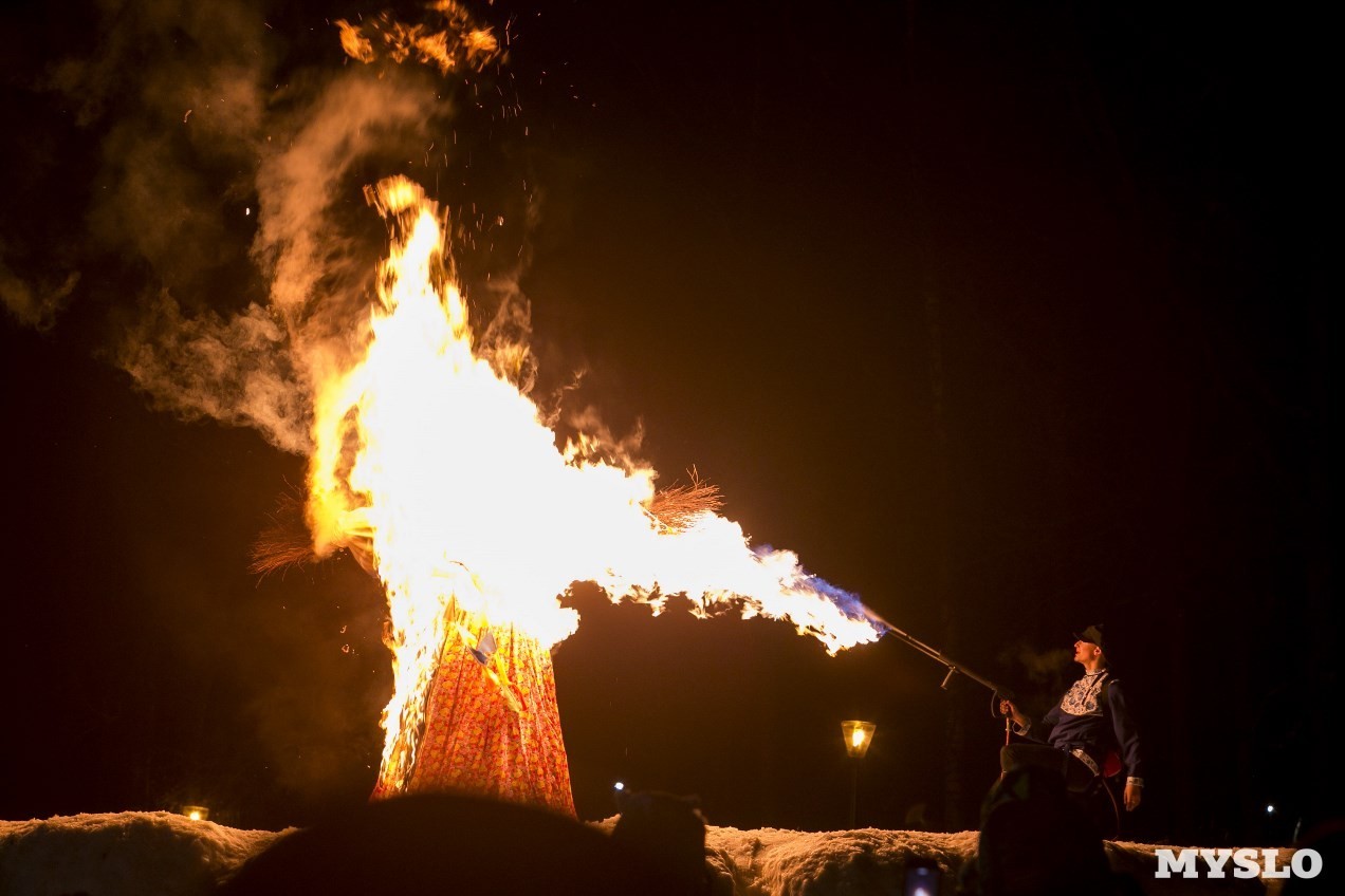 масленица в торжке. чучел зимы из огнемёта. сжигание масленицы. сожжение чучела на масленицу. чучело масленицы из огнемета.
