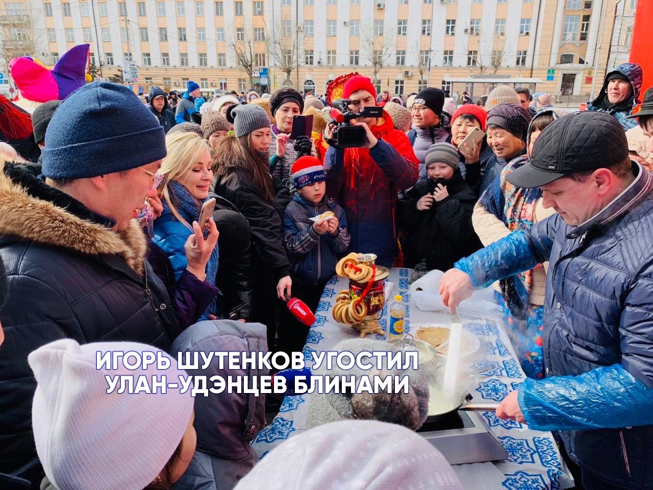 И.о. руководителя администрации города Улан-Удэ угостил жителей блинами - Масленица, Блины, Видео