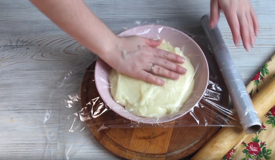 Тесто и крем для торта. Тесто для флана. «Флан на Песочном тесте». Как раскатывать песочное тесто в пищевой пленке. Как переложить песочное тесто в форму.