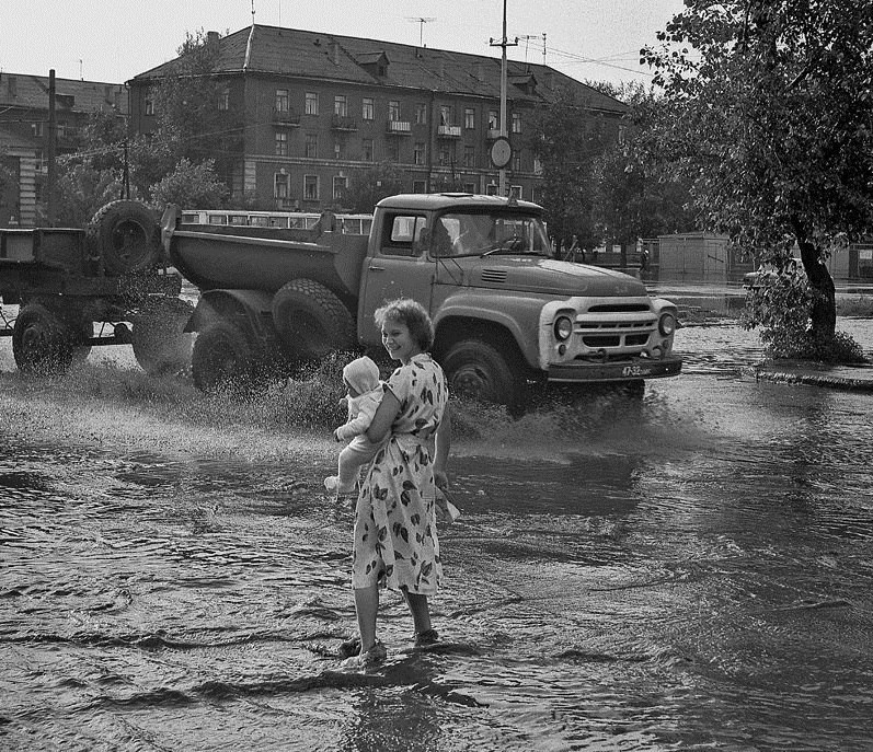 После дождя. Омск. 1973 год. - СССР, История, Старое фото, Омск, 1973, Дождь