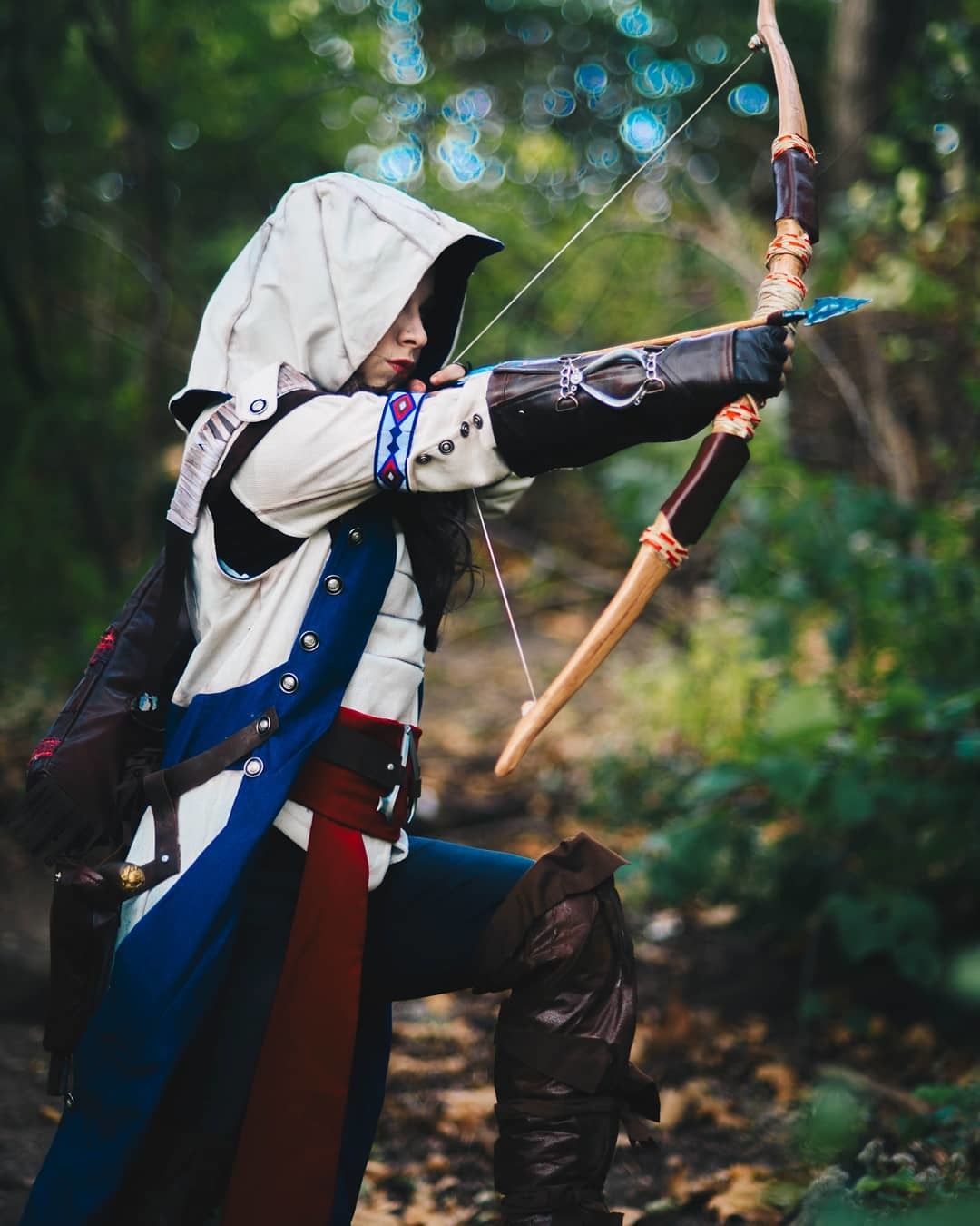 Луки ассасин. Assassin's Creed 3 косплей девушка. Лук ассасина. Ассасин с луком. Лучники ассасины.