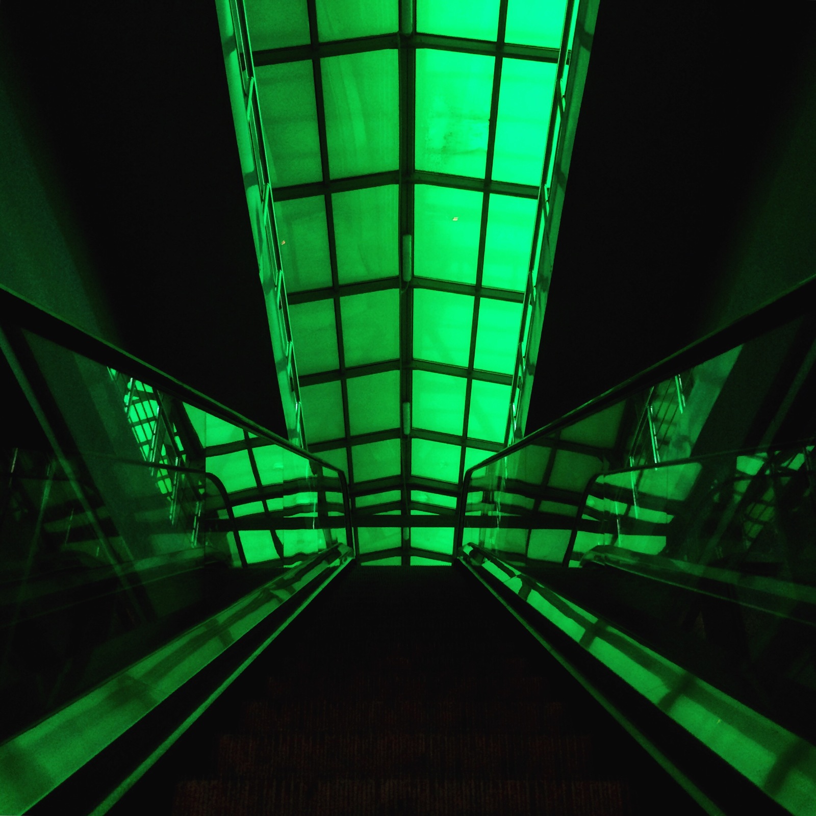 Зеленое метро. Станция метро с зелеными фонарями. Станция метро с зелёным освещением. Геометрия в Московском метро.