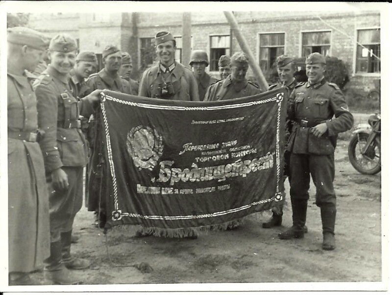 The heroism and pathos of this photo rolls over - The Great Patriotic War, The Second World War, Story, Flag