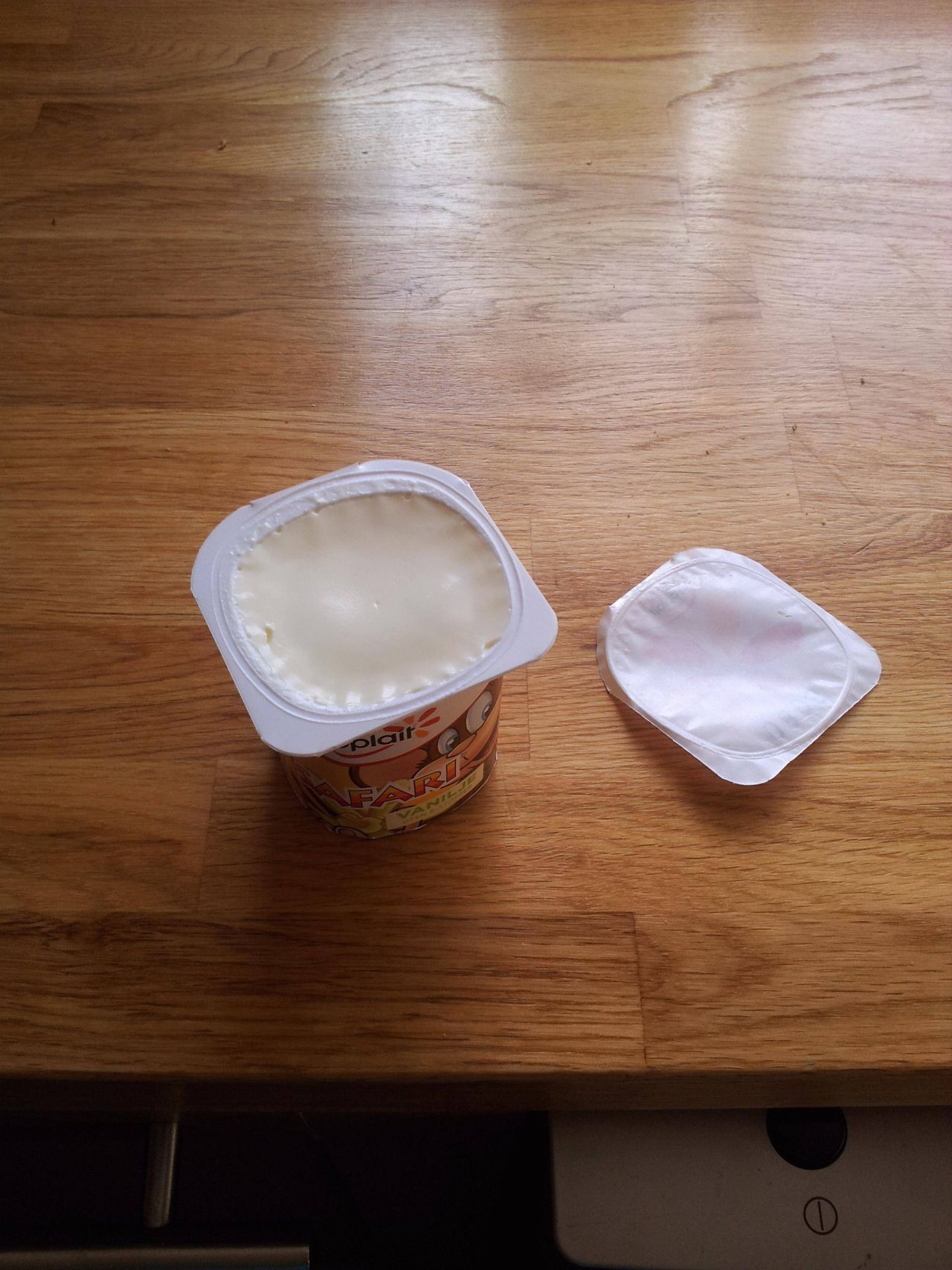 AAa look at the lid of yogurt and yogurt didn’t stick to it, I’m a pikabush - Yogurt, Peekaboo, Downs, Mouth, Mat, , Your, Pick-up headphones, Tag