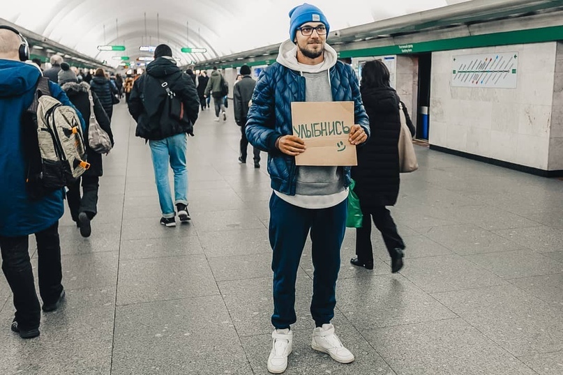 “Smiling is easy”: how a guy with a cardboard box revived the St. Petersburg metro - My, Subway, , Metro, Instagrammers, Bloggers, Video, Longpost