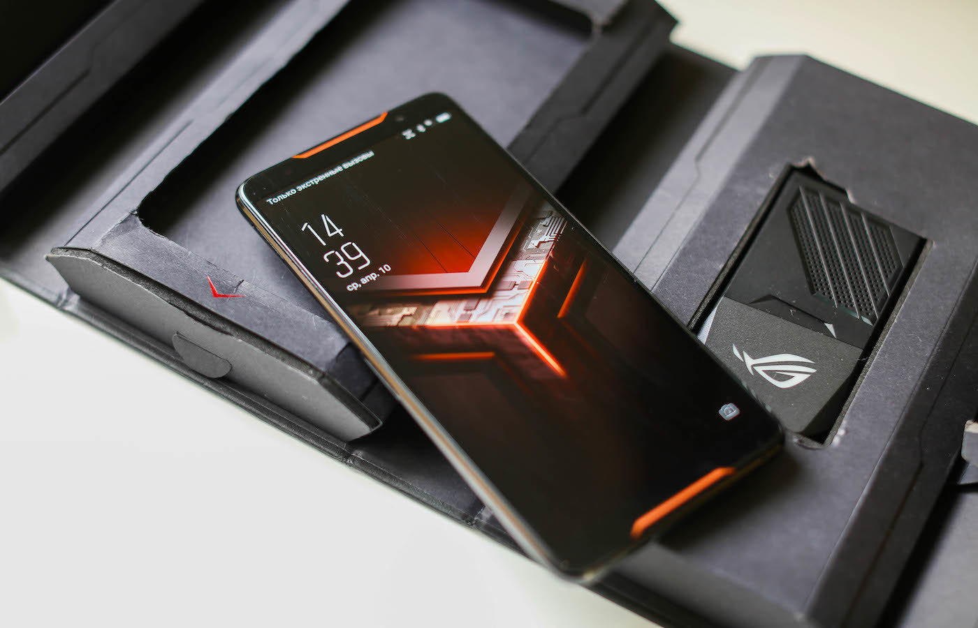 Обзор игрового смартфона и чемодана (буквально!) аксессуаров для ASUS ROG  Phone | Пикабу