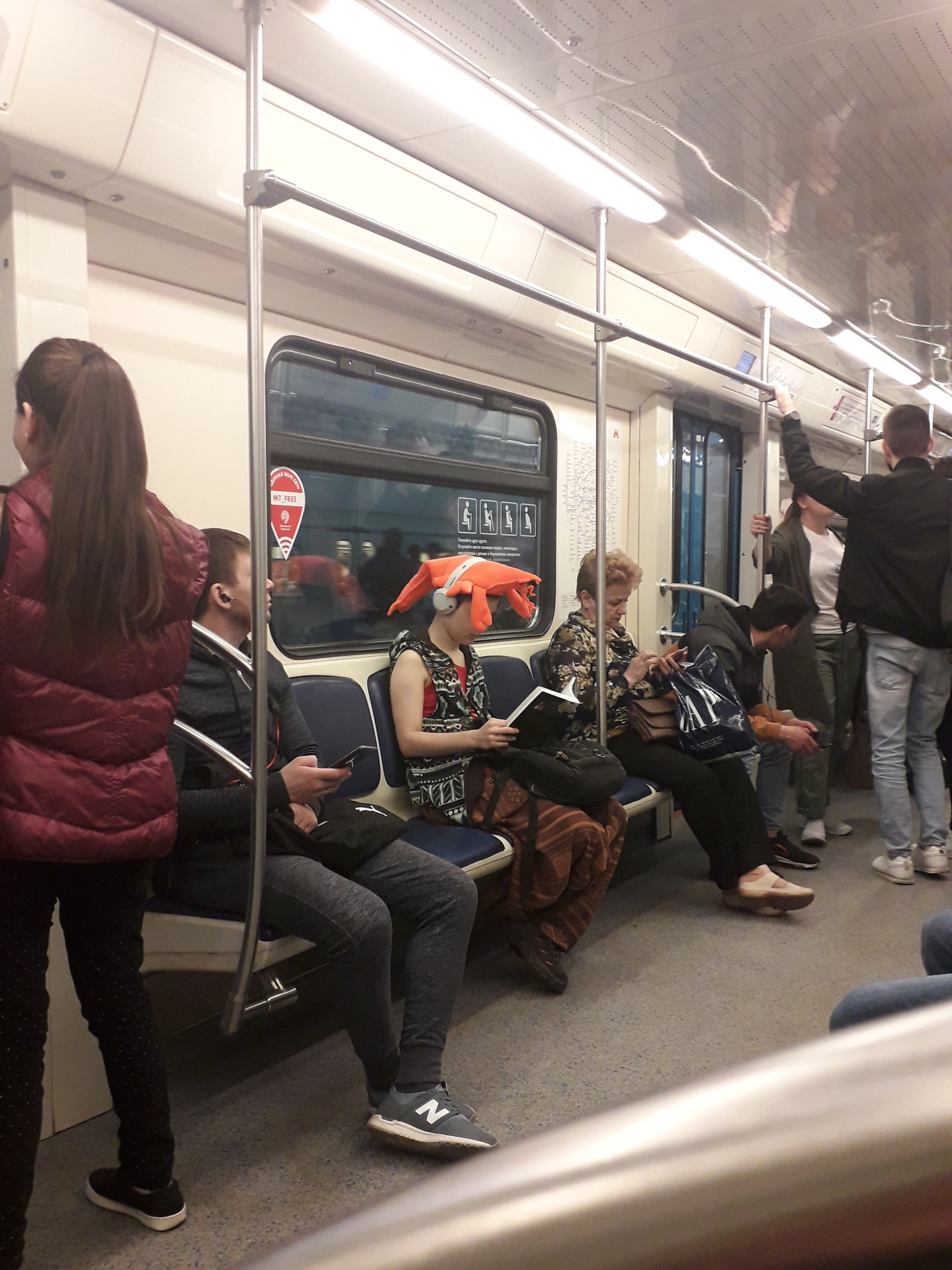 Весело бывает вечерами в метро | Пикабу