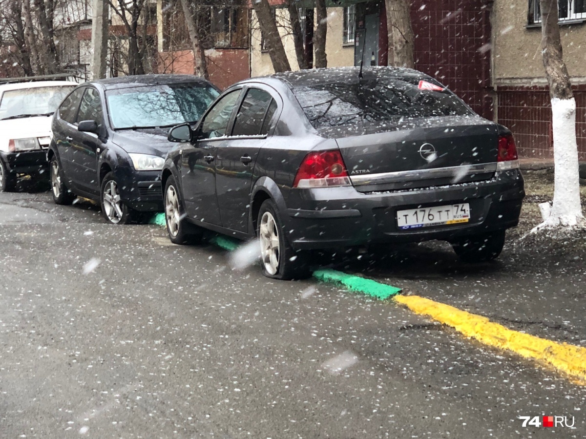 На северо-западе Челябинска массово прокололи колеса машинам,  припаркованным на тротуаре | Пикабу