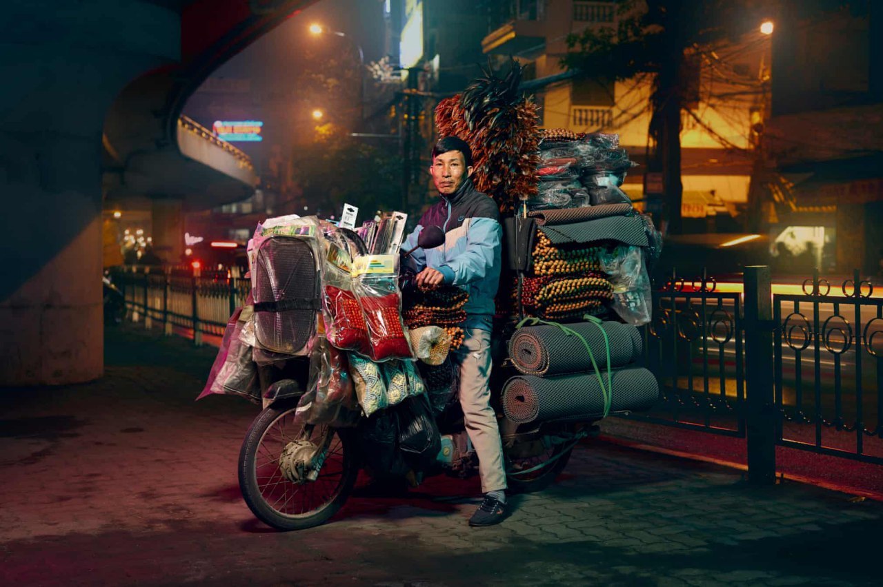 Delivery workers from Hanoi transporting goods on their scooters - The photo, Hanoi, Cargo, Deliveryman, Longpost, Vietnam, Moped