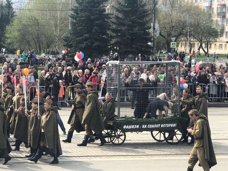 На Урале по центру города провезли «фашиста» в клетке с собаками. ФОТО - День Победы, Фашисты, 9 мая - День Победы