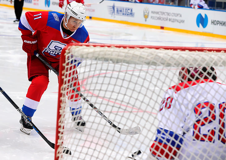 The best hockey player in Russia V.V. Putin scored 8 goals in the Night Hockey League gala match - Vladimir Putin, Hockey, Politics