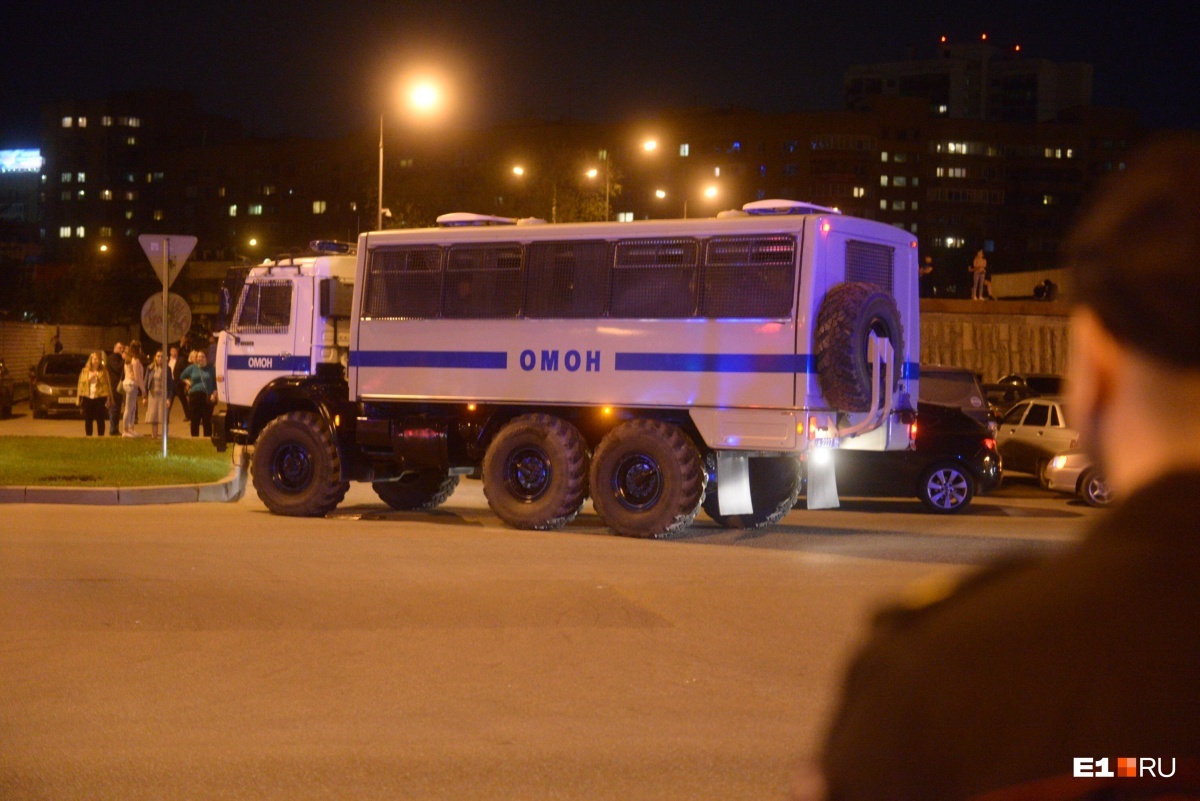 The calm before the storm: riot police drove up to the square near the Drama Theater - Yekaterinburg, ROC, The park, Longpost, Negative