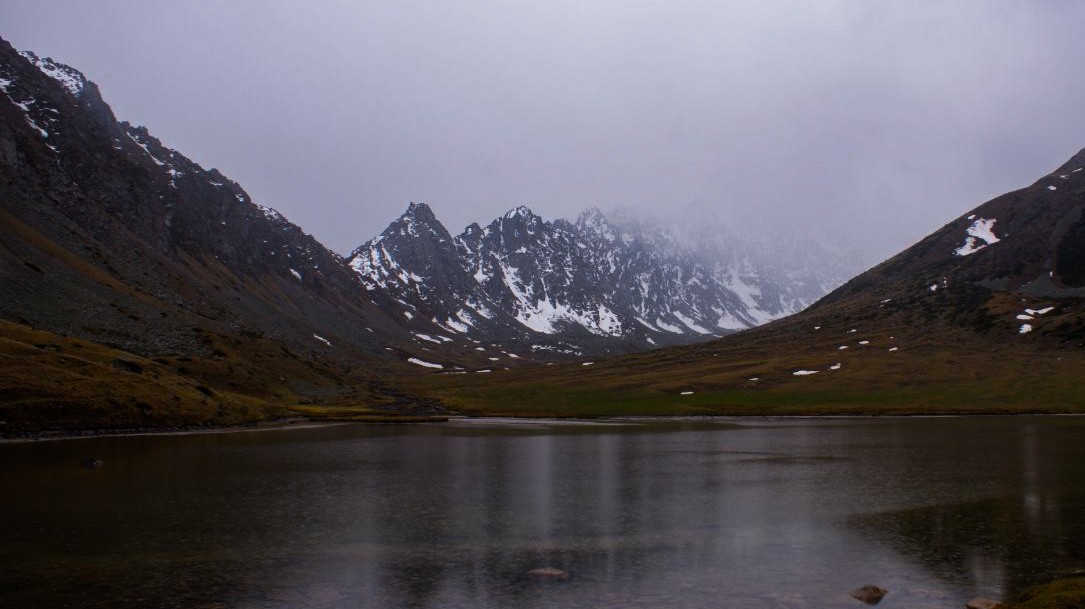 Kyrgyzstan, Tuyuk gorge, Kok-Moinok lake - My, The photo, The mountains, Gorge, Lake, Snow, Flowers, Longpost, Landscape