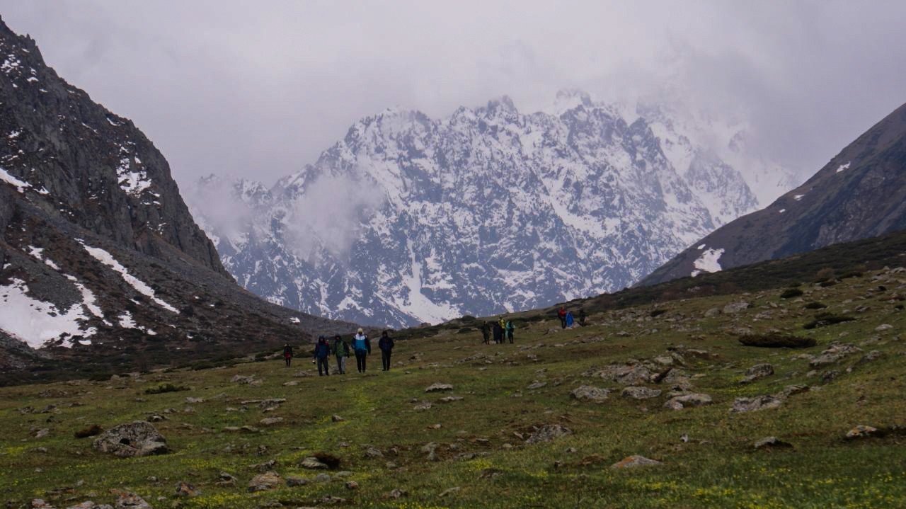 Kyrgyzstan, Tuyuk gorge, Kok-Moinok lake - My, The photo, The mountains, Gorge, Lake, Snow, Flowers, Longpost, Landscape