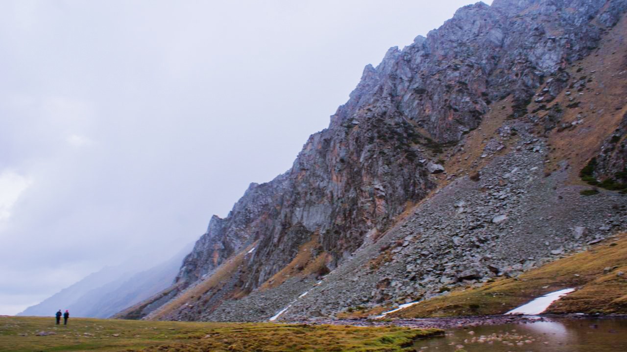 Kyrgyzstan, Tuyuk gorge, Kok-Moinok lake - My, The photo, The mountains, Gorge, Lake, Snow, Flowers, Longpost, Landscape