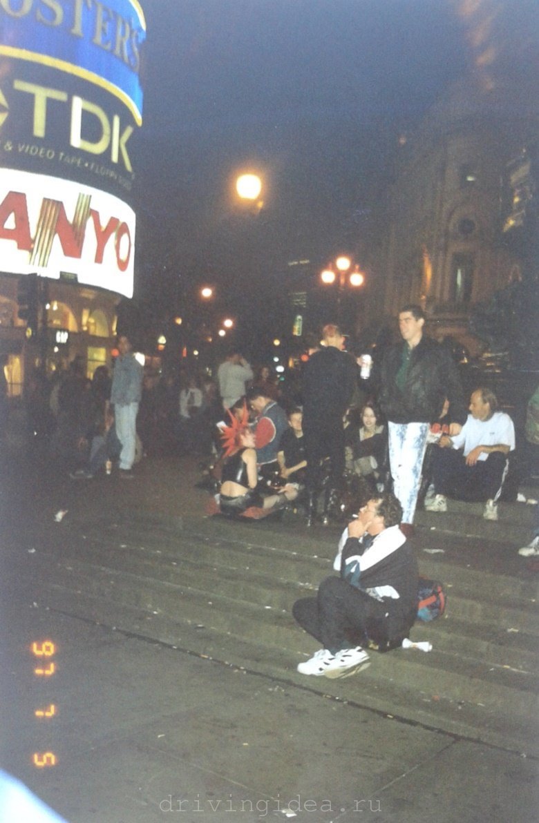 Punks in Piccadilly Circus - My, London, Piccadilly, Punks, Eros, The statue, Moscow, The photo, Туристы, Longpost, Sculpture